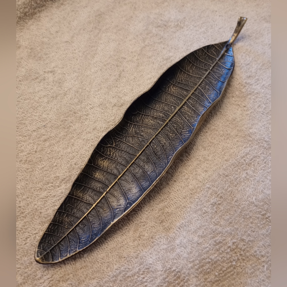 Leaf shaped incense burner
